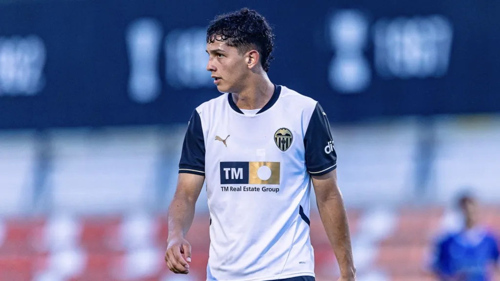 Warren Madrigal arrastra una molestia en la rodilla (Valencia CF).