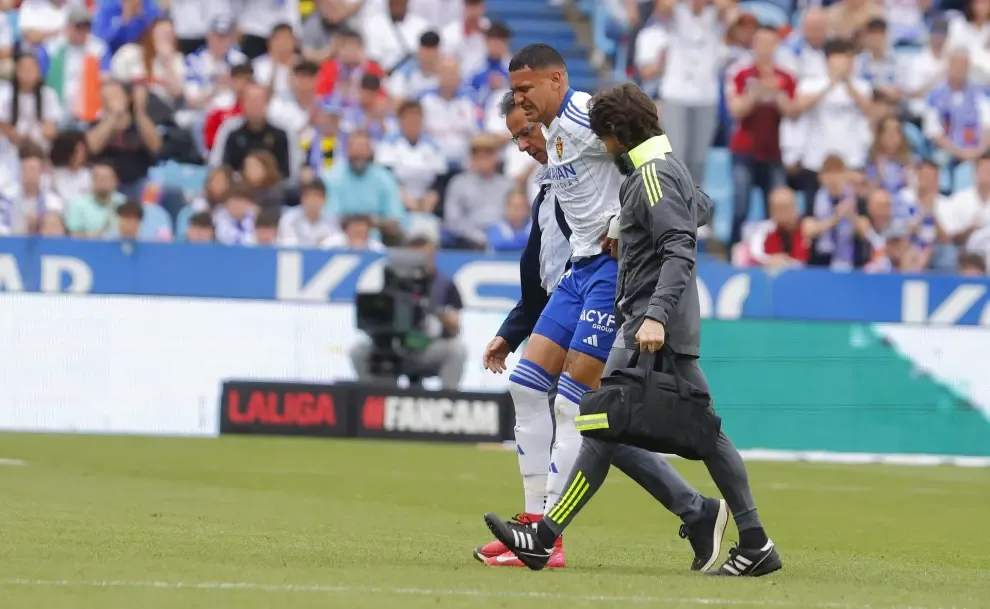 El mediocampista de Zaragoza al momento de su lesión. En su cara se puede ver el gesto del dolor.(Foto: Heraldo)