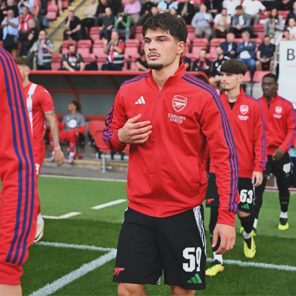 Elián Quesada no tiene lugar en el primer equipo del conjunto inglés (Arsenal).