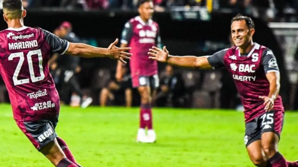 Sebastián Acuña salió lesionado ante Puntarenas.