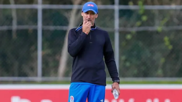 El director técnico de Olimpia debe definir su equipo ideal para el clásico.