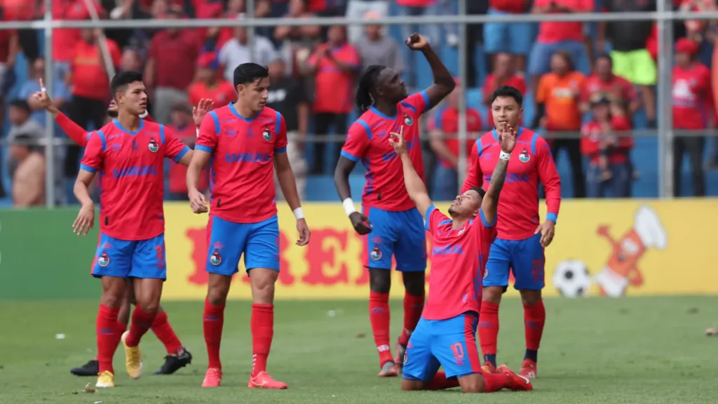 La última vez que se enfrentaron, el 15 de febrero, Municipal le ganó 2-1 a Comunicaciones. (Foto: Prensa Libre / Erick Ávila)