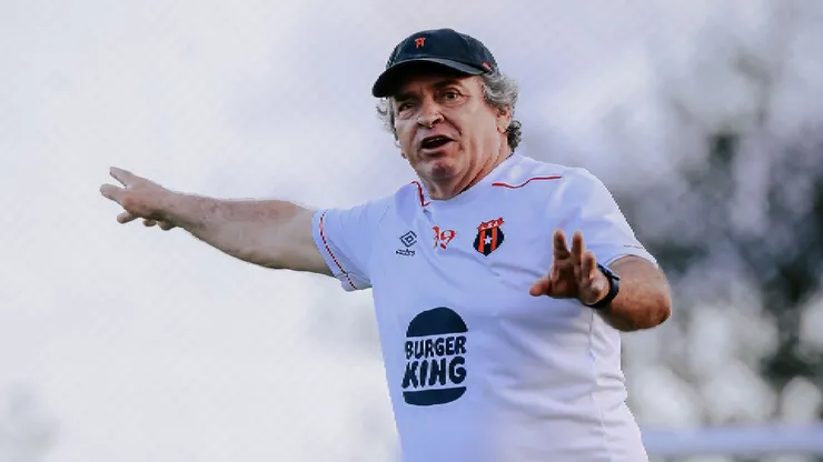 Alajuelense deja un refuerzo en manos de Machillo Ramírez.