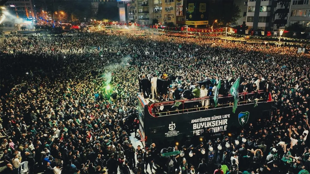 El festejo multitudinario e imborrable de Kocaelispor tras la consagración.