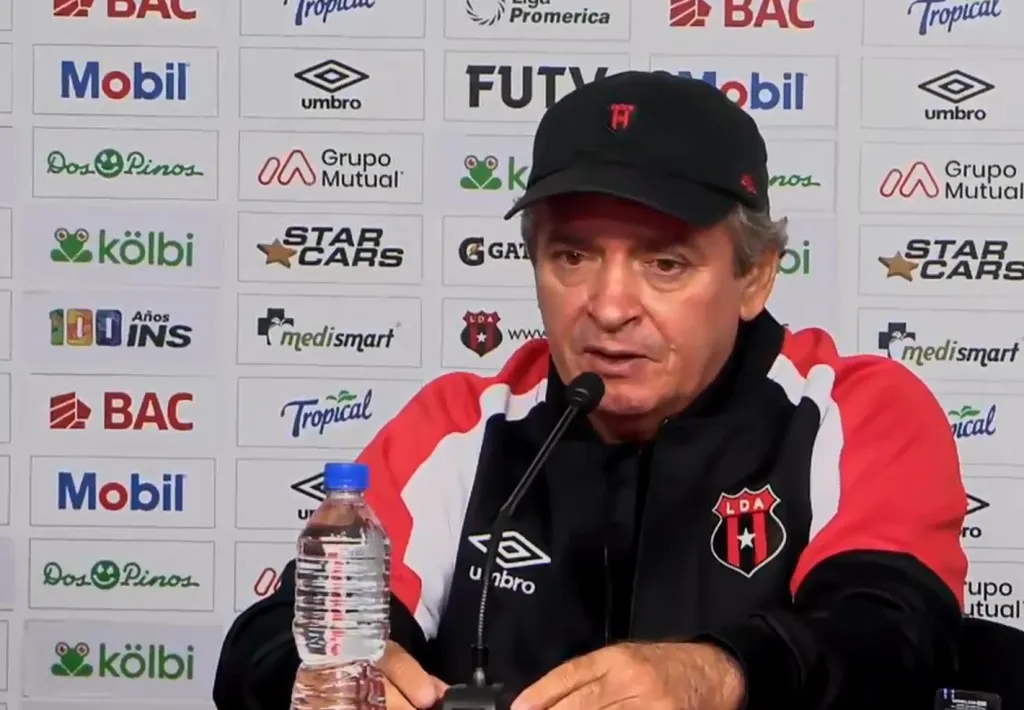 Óscar Ramírez en su presentación con Alajuelense (Tigo Sports).