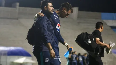 Rodrigo Auzmendi fue trasladado del estadio al hospital.