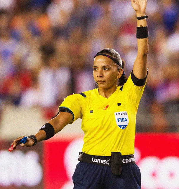 Tatiana Guzmán como árbitra de campo.