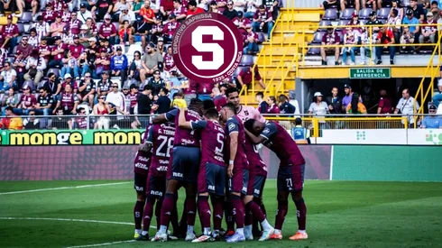 Jugador de Saprissa se aleja de Tibás.