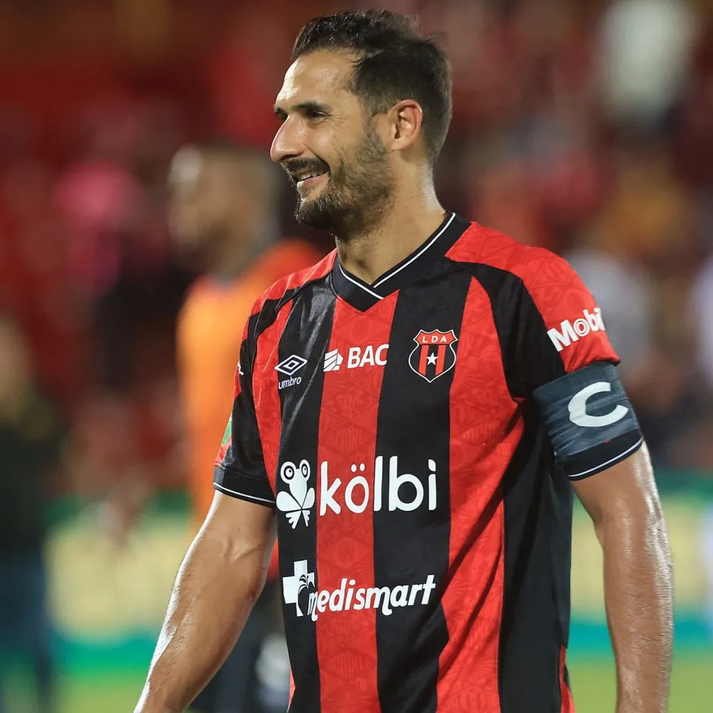 Celso Borges cada día juega mejor (LDA).