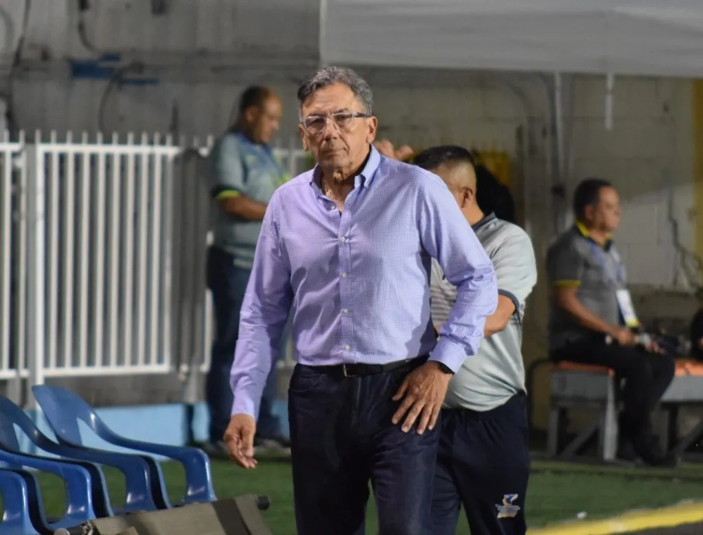 Salomón Nazar continuará como DT de Lobos.