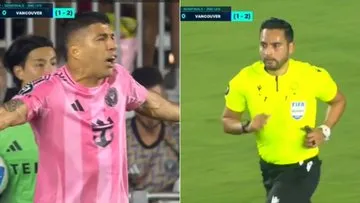 Luis Suárez realizó varios reclamos a Said Martínez durante el juego.