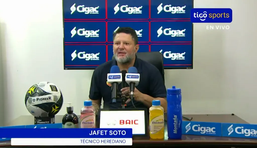 Jafet Soto retrasó la conferencia de prensa y Fedefútbol no se lo perdonó (Tigo Sports).