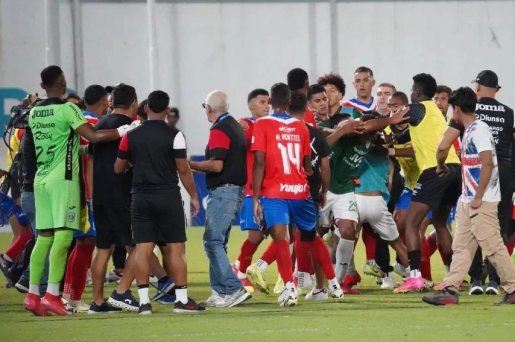 Otro de los capitulos que Emilio no entiende es que a los jugadores de Olimpia y Marathón solo los sancionaran por dos partidos por la batalla campal que armaron el pasado fin de semana. Imagen: La Prensa.