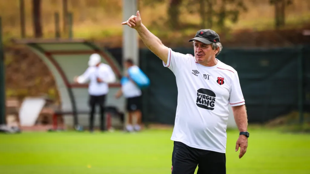 Óscar Ramírez, durante una de sus últimas sesiones de entrenamiento en Alajuelense. (Foto: LDA)