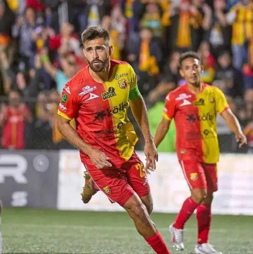 El defensor levantó cuatro trofeos con el Team (CS Herediano).