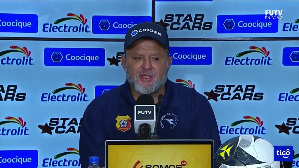 Jafet Soto no dejó la oportunidad de opinar sobre el arbitraje (FUTV).