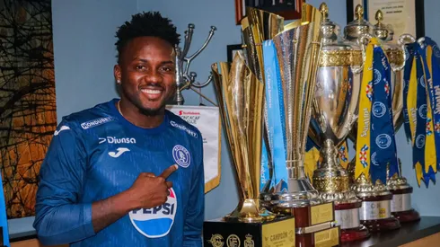 Carlos "Zapatilla" Mejía ha renovado con Motagua por dos años.