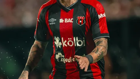 "Problemas de camerino": una figura revela la interna que golpea a Alajuelense en el momento más caliente.