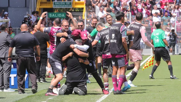 Saprissa le tira un filazo a Alajuelense