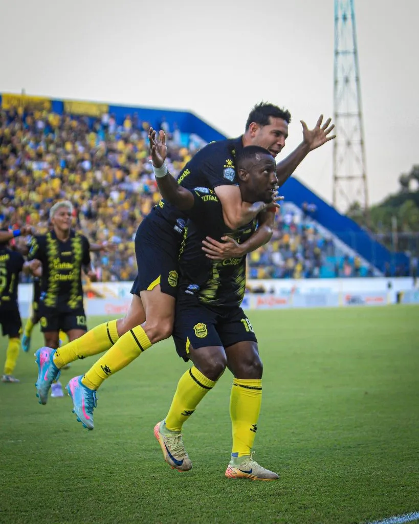 Real España avanzó a la gran final del fútbol hondureño.