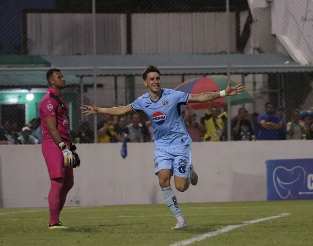 Rodrigo Auzmendi podría seguir los pasos de su hermano Agustín.