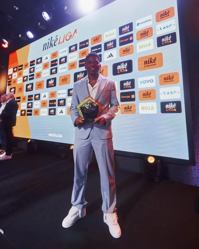 Blackman posa con el premio. Foto: Slovan Bratislava