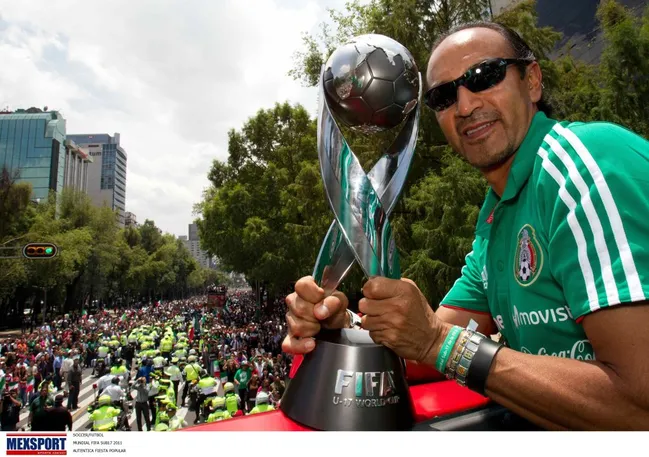 Raúl Gutiérrez en 2011 con la copa del mundo Sub 17.