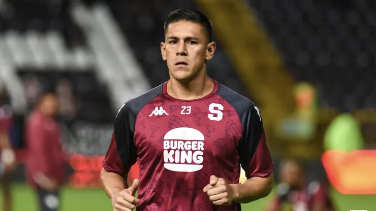 El futbolista morado volvió a jugar tras varios meses.