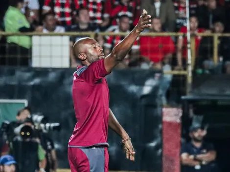 Wanchope destroza a los jugadores de Saprissa