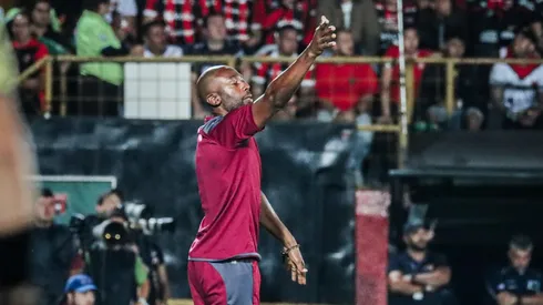 Wanchope destroza a los jugadores de Saprissa