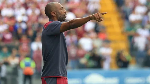 Afición de Saprissa explota con la limpieza de este jugador