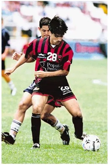 Solís con la camiseta de Alajuelense en el año 2001.