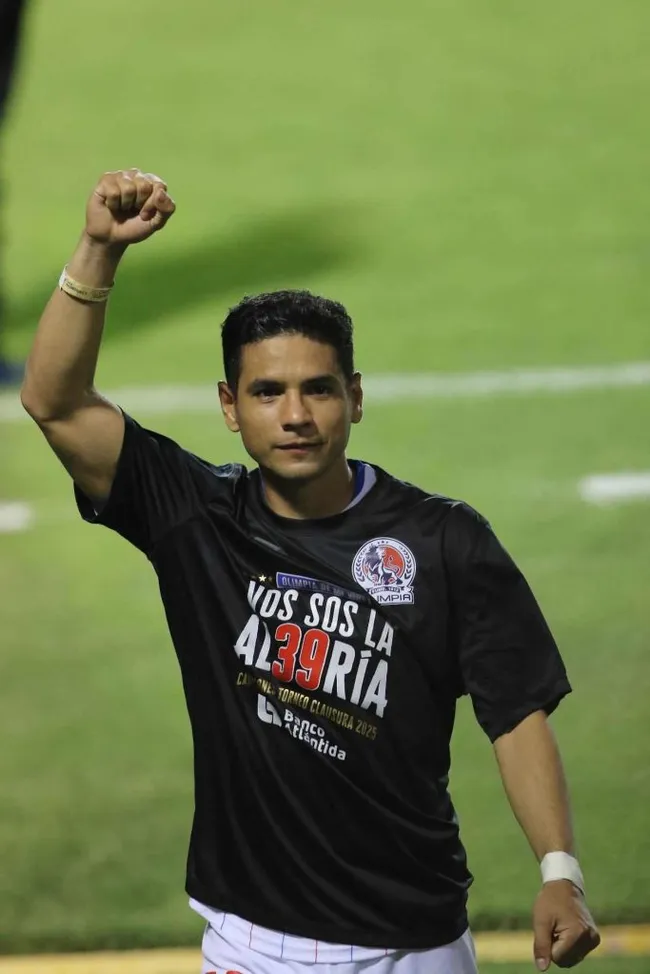 Carlos Pineda volvió a ser campeón con Olimpia pero podría abandonar al club.