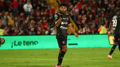 Johan Venegas se acerca a Alajuelense