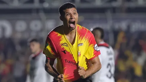 Getsel Montes con los dos títulos que lo consagran como el mejor hondureño de la historia de Herediano.