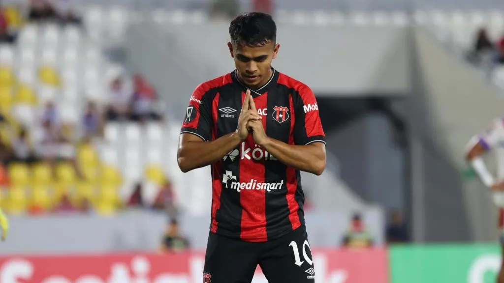 Aaron Suárez podría marcharse de Alajuelense.