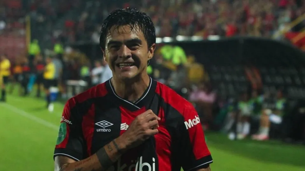 Diego Campos continuará en Alajuelense.