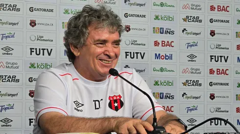 Machillo retiene a una figura de Alajuelense