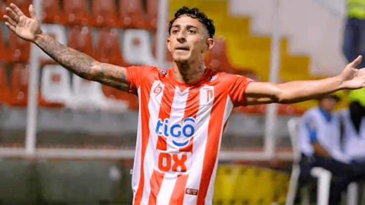 Byron Bonilla, en pleno festejo con la camiseta del Real Estelí.