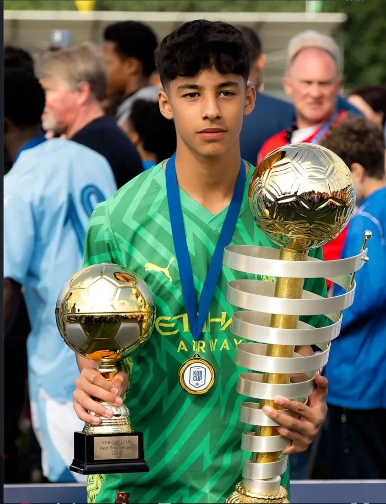 Lucas Alvarado posa con los premios que recibió.