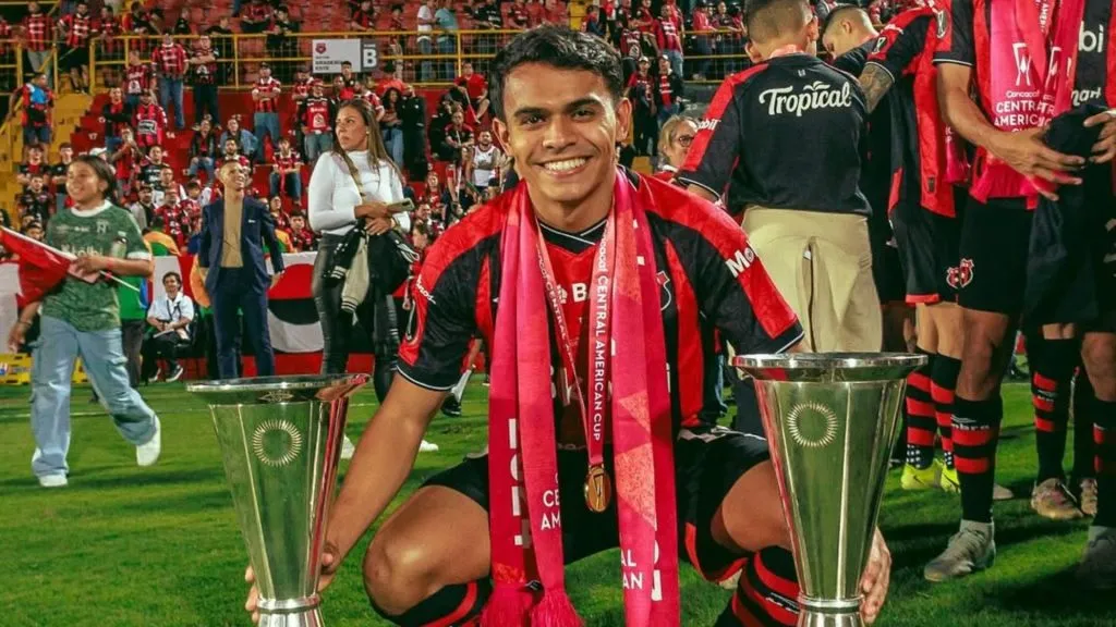 Aarón Suárez quedó en la cuerda floja (LDA).