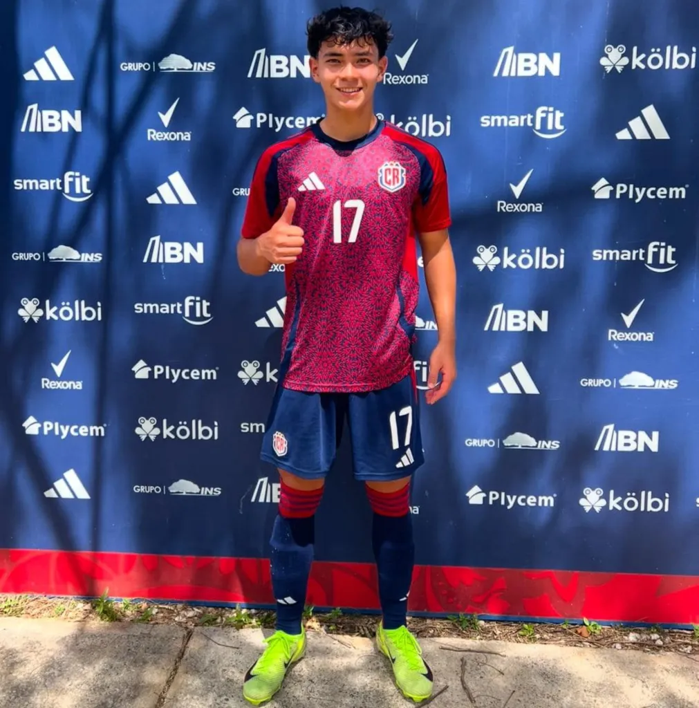 Brayan Calderon, posando con el uniforme de La Sele. (Foto: AD Carmelita)