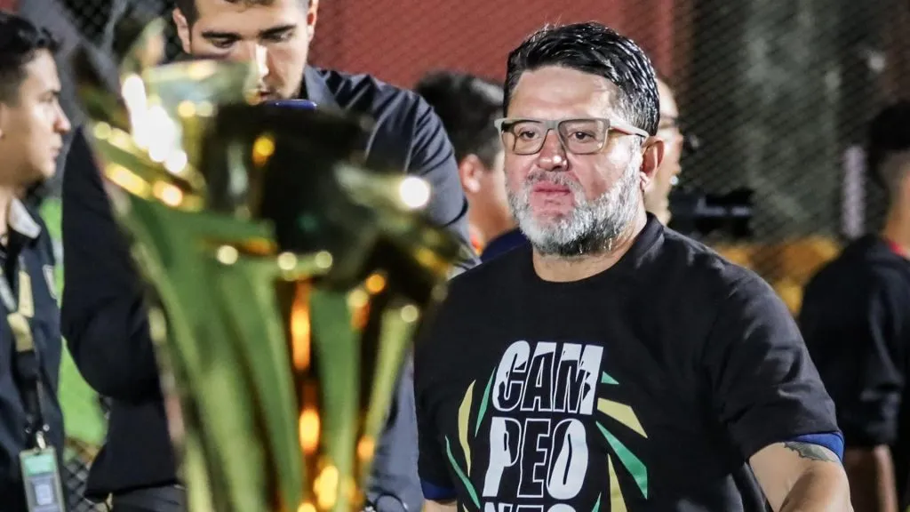 Jafet Soto le advierte al Piojo Herrera.