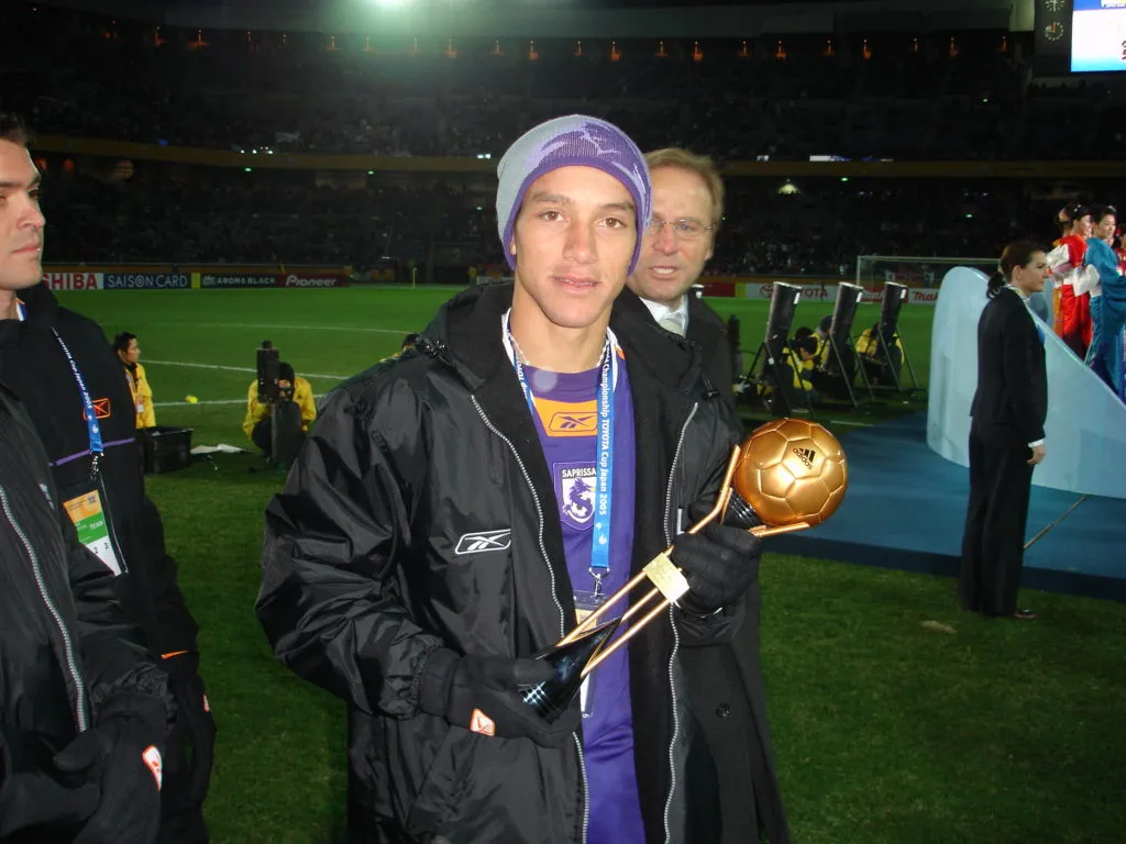 Bolaños posa con el Balón de Bronce.