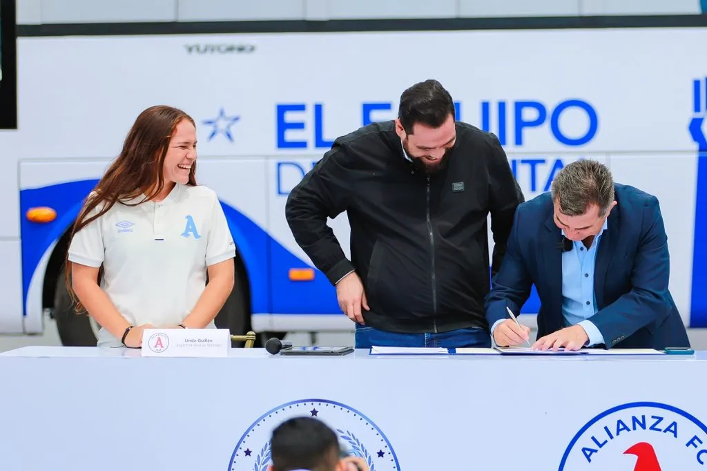 El momento de la firma histórica para Alianza. (Foto: @AlianzaFC_sv)