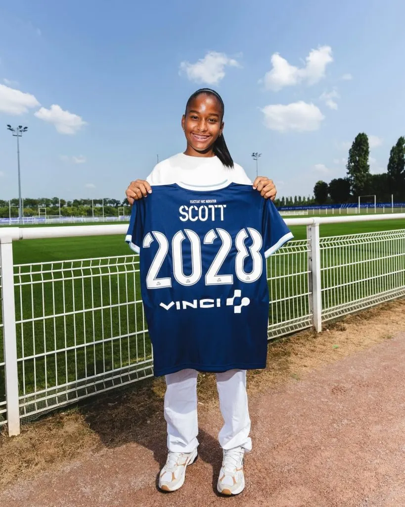 Scott con el París FC hasta el 2028 (París FC).