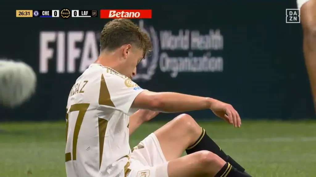 Nathan Ordaz luego de recibir el golpe de su compañero. (Foto: DAZN)