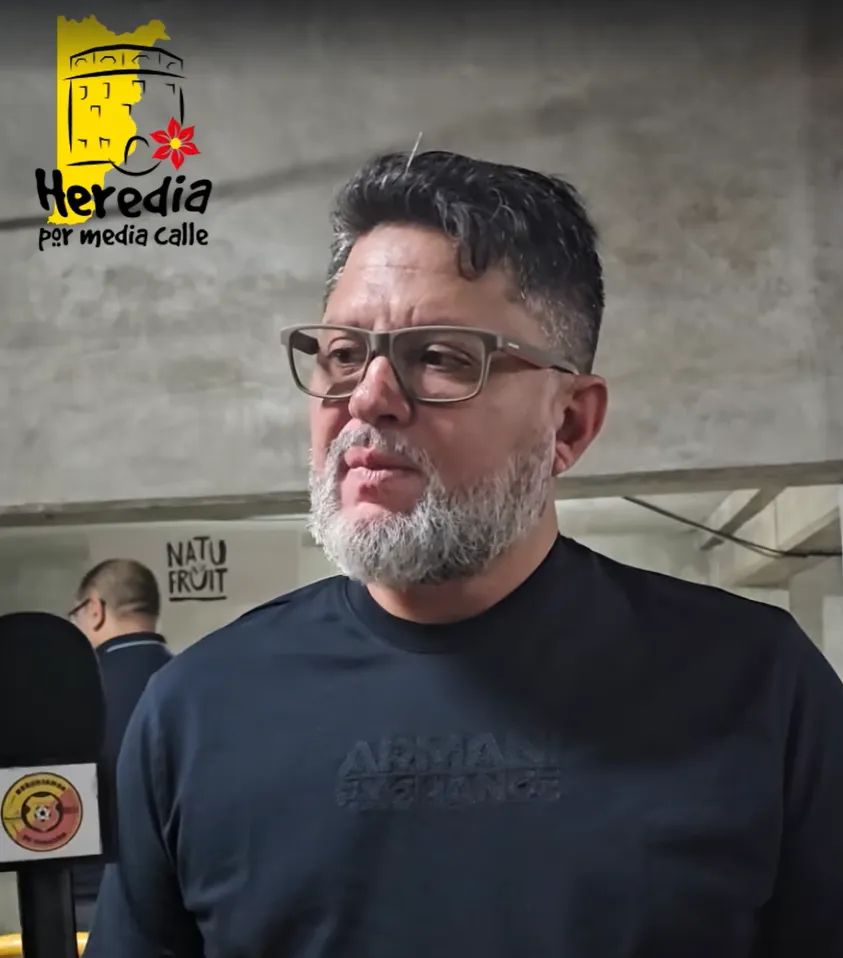 (Heredia por media calle).