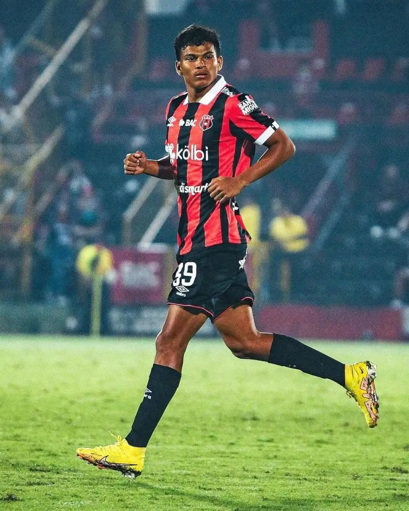 Deylan Paz promete como lateral (LDA).