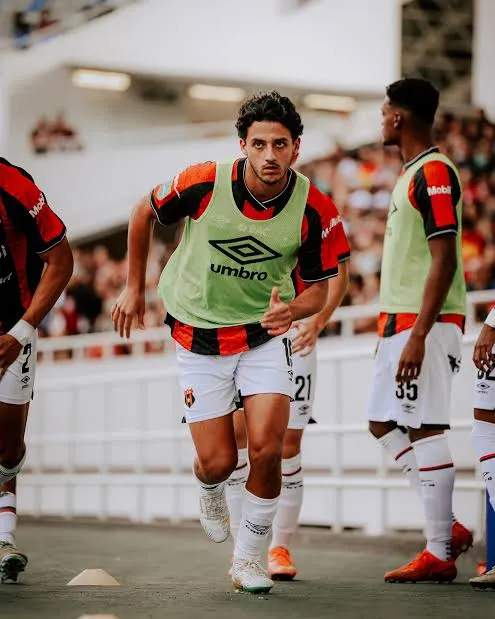 Farbod Samadan, defensa con raíces iraníes (La Nación).